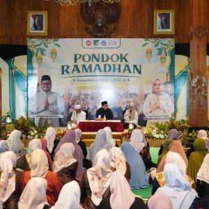 Bupati Kediri Beri hadiah Belanja Gratis Bagi 10 Kader PKK Pengabdian Lebih 30 Tahun