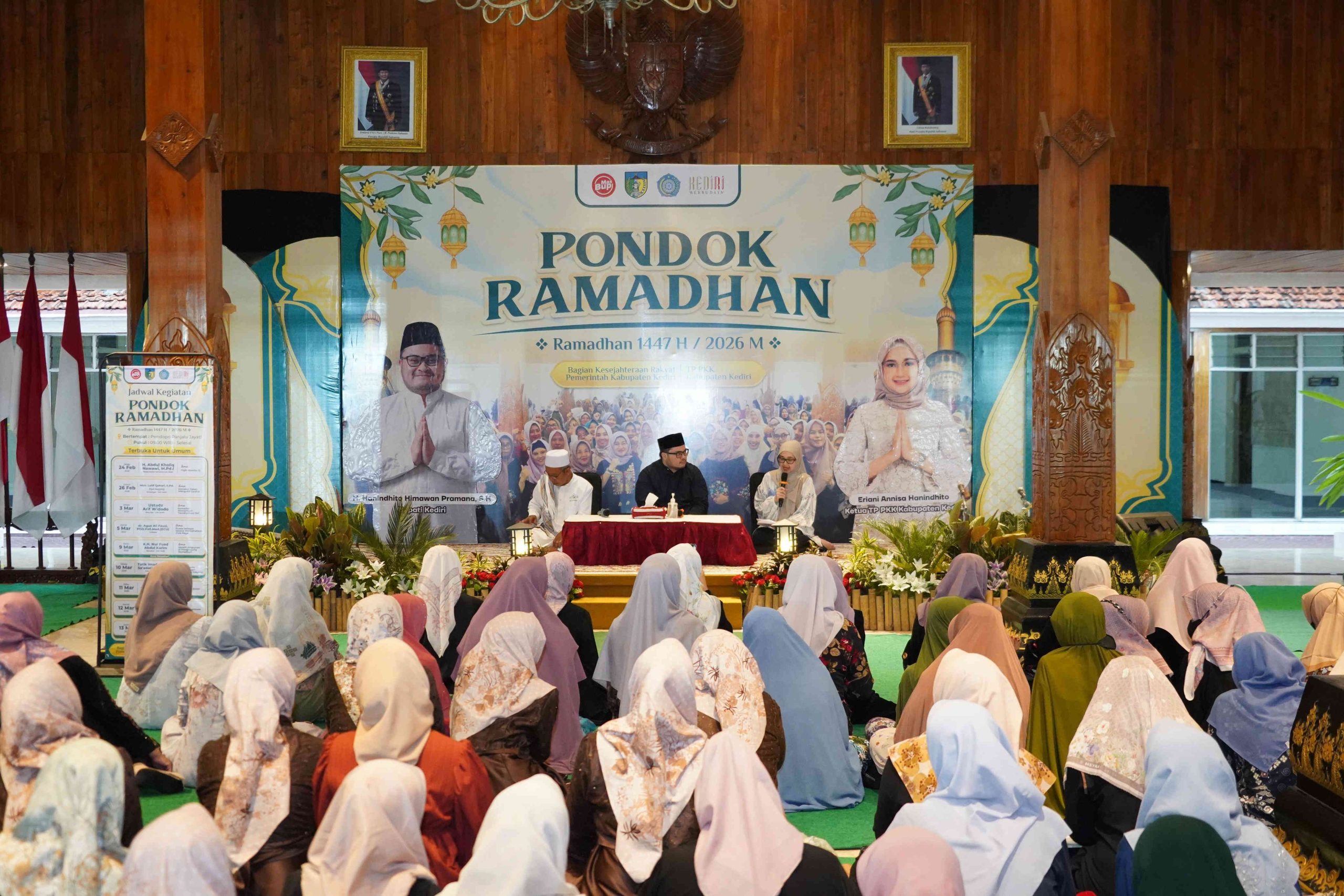 Bupati Kediri Beri hadiah Belanja Gratis Bagi 10 Kader PKK Pengabdian Lebih 30 Tahun