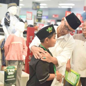 Wakil Wali Kota Kediri Gus Qowim Dampingi Anak Yatim Belanja Kebutuhan Lebaran