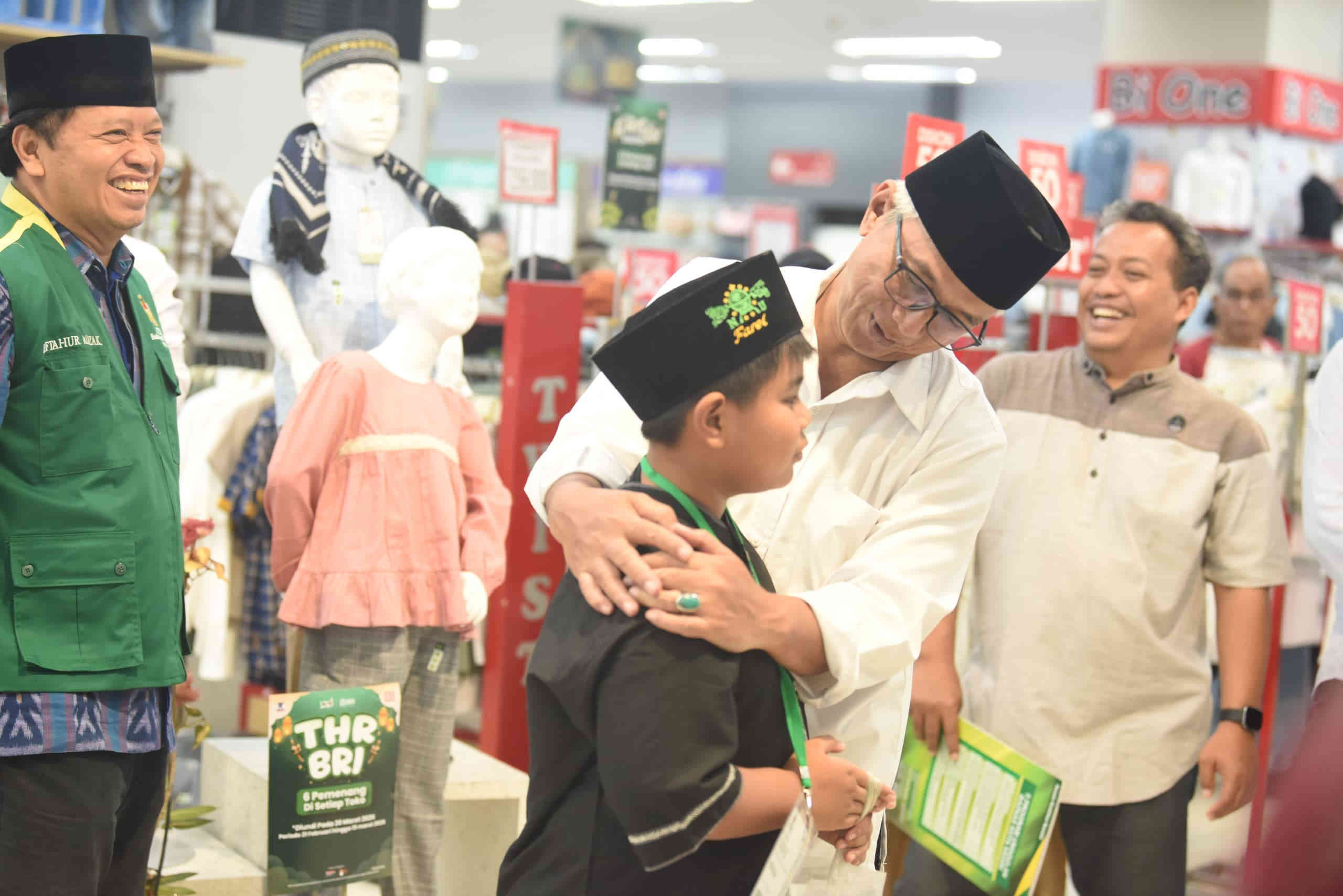 Wakil Wali Kota Kediri Gus Qowim Dampingi Anak Yatim Belanja Kebutuhan Lebaran