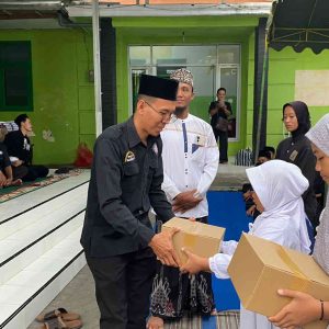 Seragam Hitam, Hati Emas! Pendekar PSHT Mojoroto Kota Kediri Peluk Anak Yatim Saat Buka Puasa