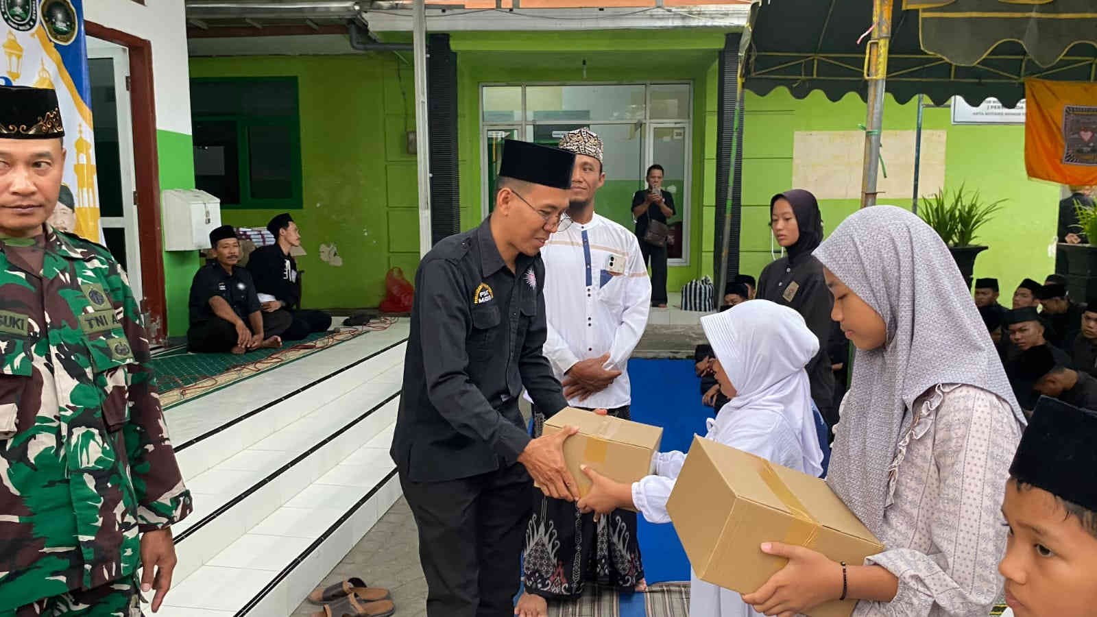 Seragam Hitam, Hati Emas! Pendekar PSHT Mojoroto Kota Kediri Peluk Anak Yatim Saat Buka Puasa