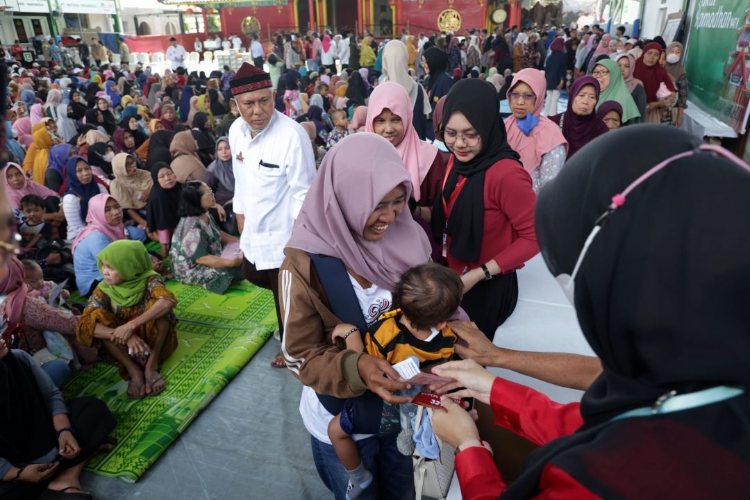 Ribuan Warga Antre Terima Zakat di Masjid Cheng Hoo Surabaya