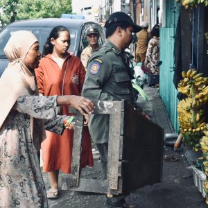 Satpol PP Tertibkan Pasar Tumpah Simo Katrungan Surabaya