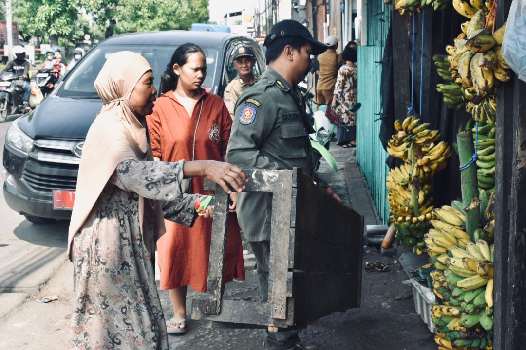 Satpol PP Tertibkan Pasar Tumpah Simo Katrungan Surabaya