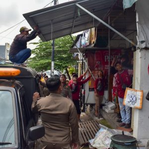 Satpol PP Bongkar Lapak dan Bangli di Saluran Manukan