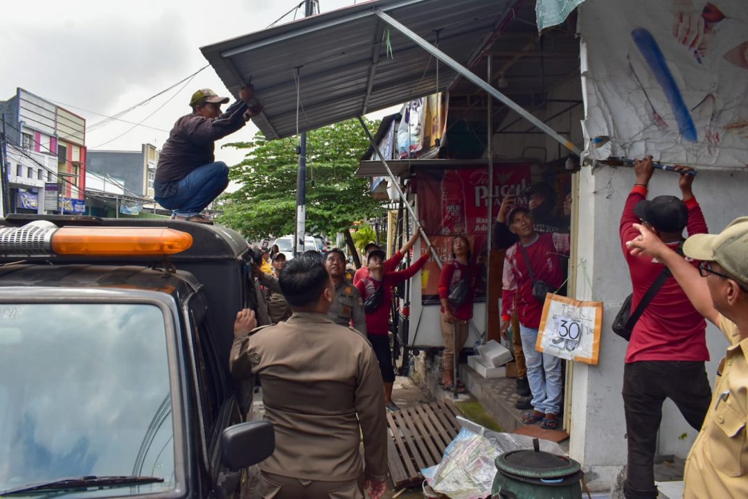 Satpol PP Bongkar Lapak dan Bangli di Saluran Manukan