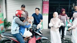 KPU Kabupaten Kediri Berbagi di Bulan Suci, Pengendara Terima Takjil Gratis