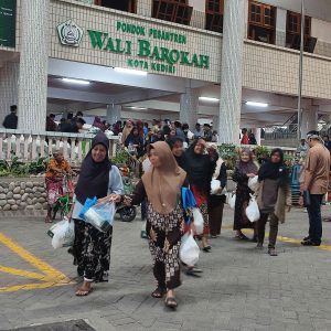 Berkah Ramadan, Ponpes Wali Barokah Kediri Bagikan 750 Paket Sembako untuk Warga