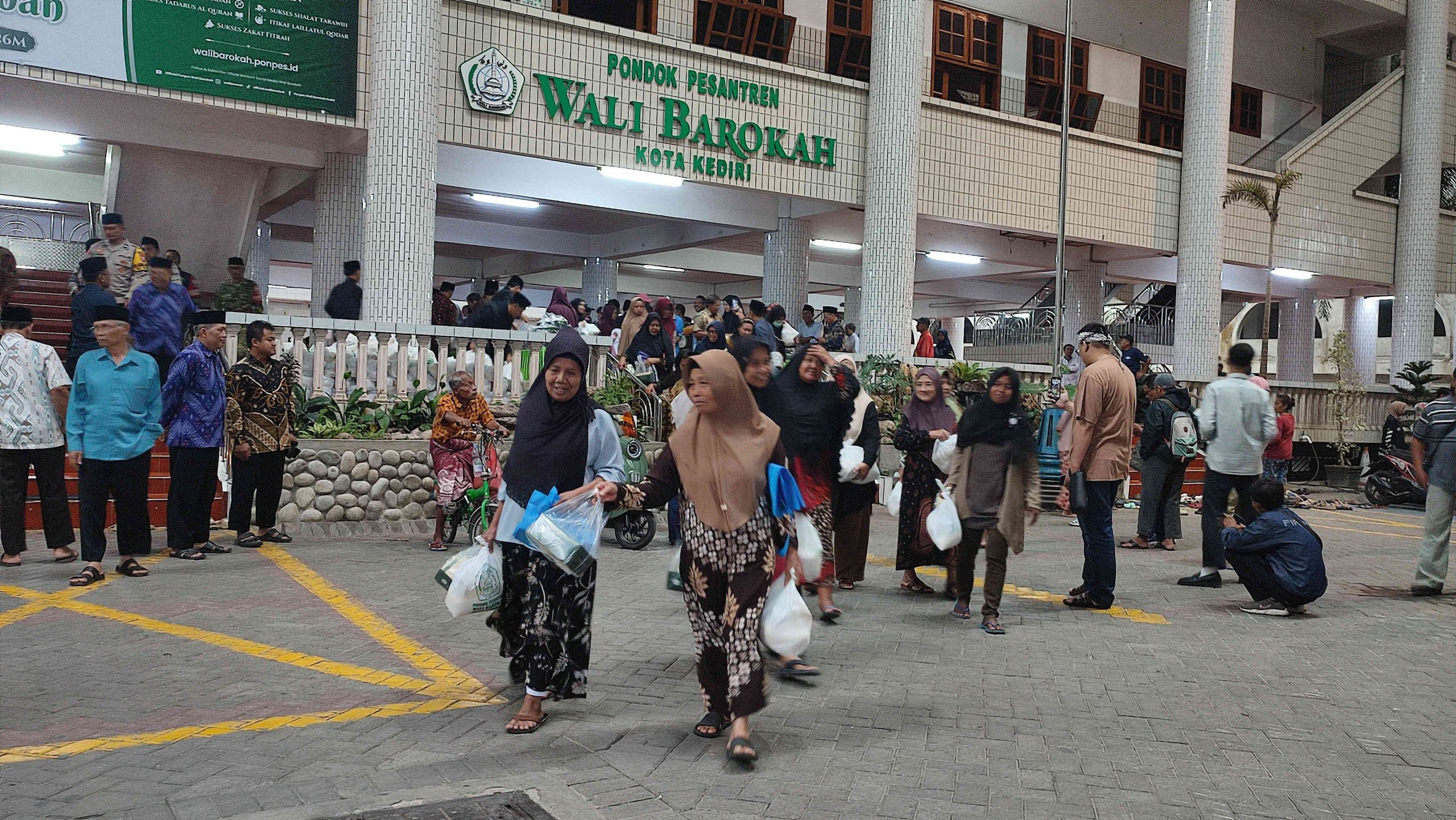 Berkah Ramadan, Ponpes Wali Barokah Kediri Bagikan 750 Paket Sembako untuk Warga