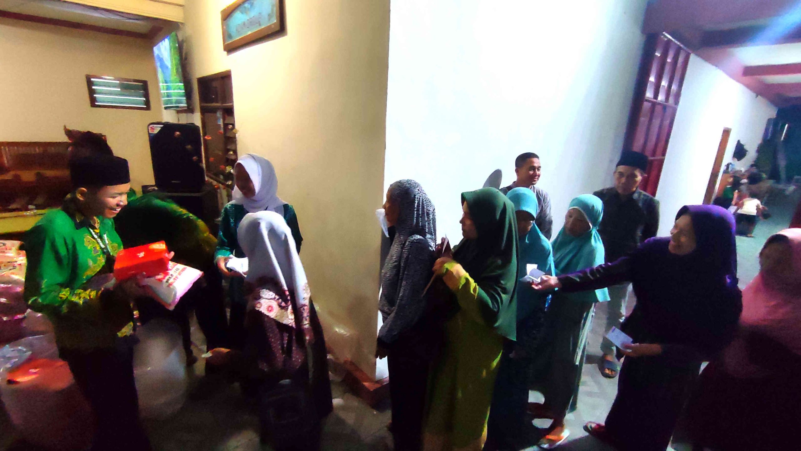 Sukur Ramadan ala Haji Pujianto: Ratusan Warga Desa Jabon Kabupaten Kediri Terima Santunan Tanpa Sekat