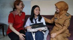 Datangi Rumah Penerima, Mbak Wali Salurkan ATENSI Kemensos untuk 215 Warga Kediri