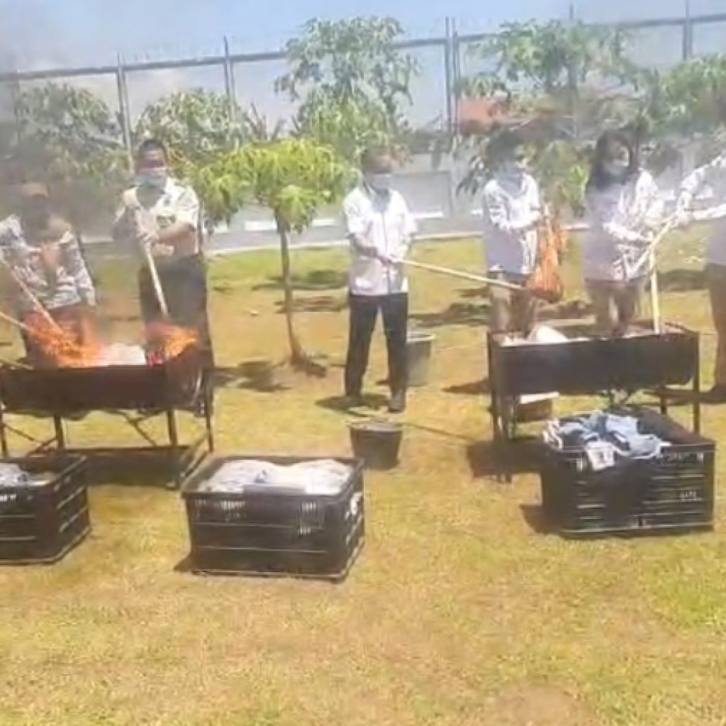 Kejari Kab. Mojokerto Musnahkan Barang Bukti Narkotika dan Ratusan Juta Uang Palsu