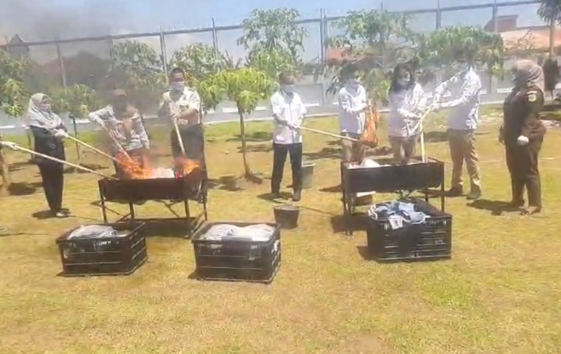 Kejari Kab. Mojokerto Musnahkan Barang Bukti Narkotika dan Ratusan Juta Uang Palsu