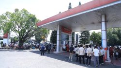 Antisipasi Kenaikan Mendadak, Petugas Gabungan Jembet Turun Pantau Di SPBU