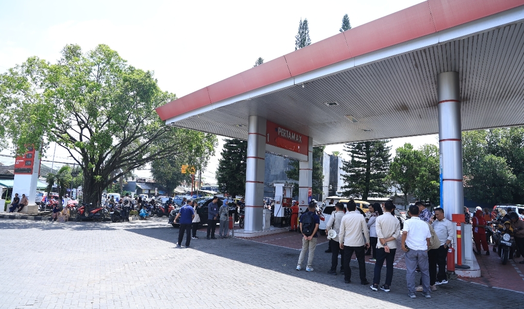 Antisipasi Kenaikan Mendadak, Petugas Gabungan Jembet Turun Pantau Di SPBU