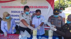 Kejari Kab. Mojokerto Musnahkan Barang Bukti Narkotika dan Ratusan Juta Uang Palsu