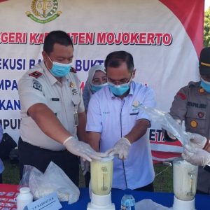Kejari Kab. Mojokerto Musnahkan Barang Bukti Narkotika dan Ratusan Juta Uang Palsu