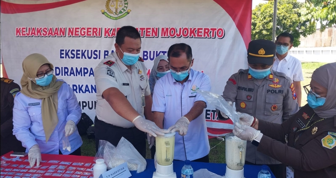 Kejari Kab. Mojokerto Musnahkan Barang Bukti Narkotika dan Ratusan Juta Uang Palsu