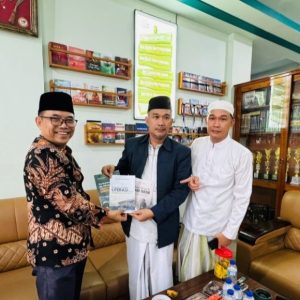 Momentum Kunjungan Kemenag Jatim: 197 Buku Santri Diserahkan ke IBS PKMKK