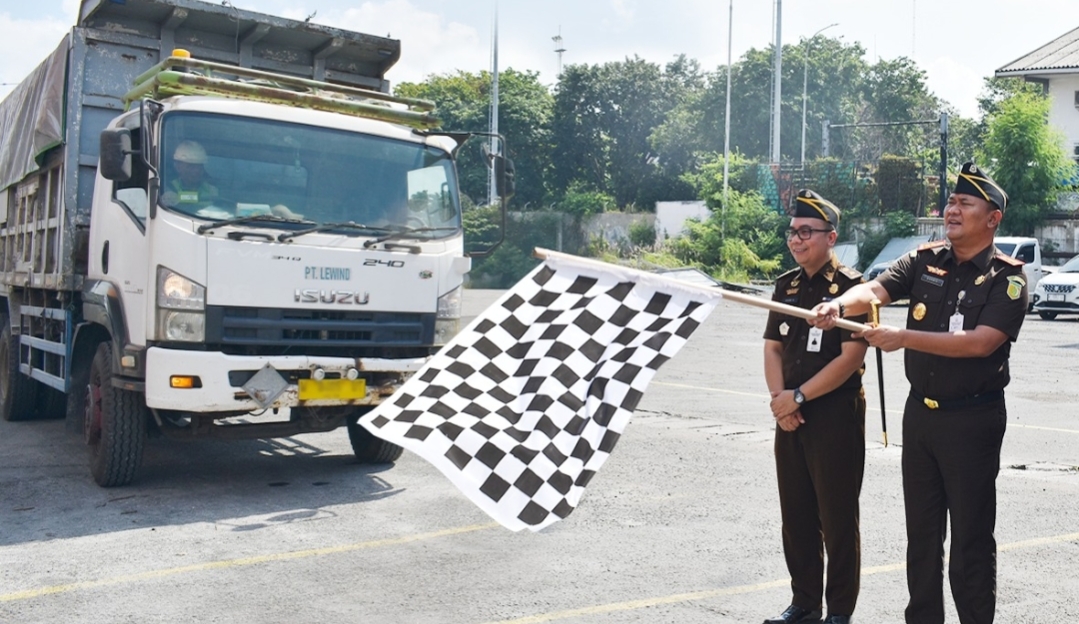 100 Ton Pupuk Ilegal Dimusnahkan, Kejaksaan Negeri Tanjung Perak Tegaskan Negara Tak Tinggal Diam