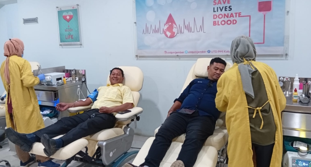 Usai Sidang Paripurna, Anggota Fraksi Golkar DPRD Jember Sempatkan Donor Darah di UDD PMI
