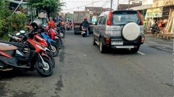 Kemacetan Terjadi Di Perempatan Ngariboyo Akibat Aktifitas Pasar Tumpah Sampai Bahu Jalan