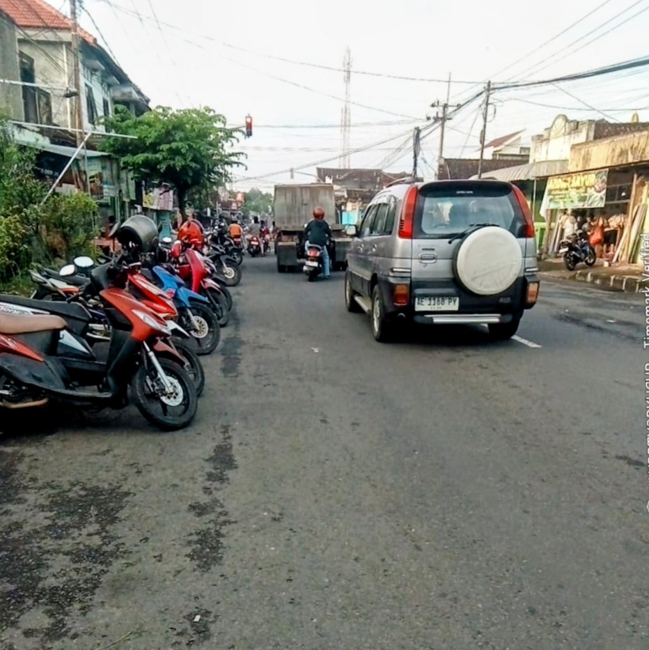 Kemacetan Terjadi Di Perempatan Ngariboyo Akibat Aktifitas Pasar Tumpah Sampai Bahu Jalan
