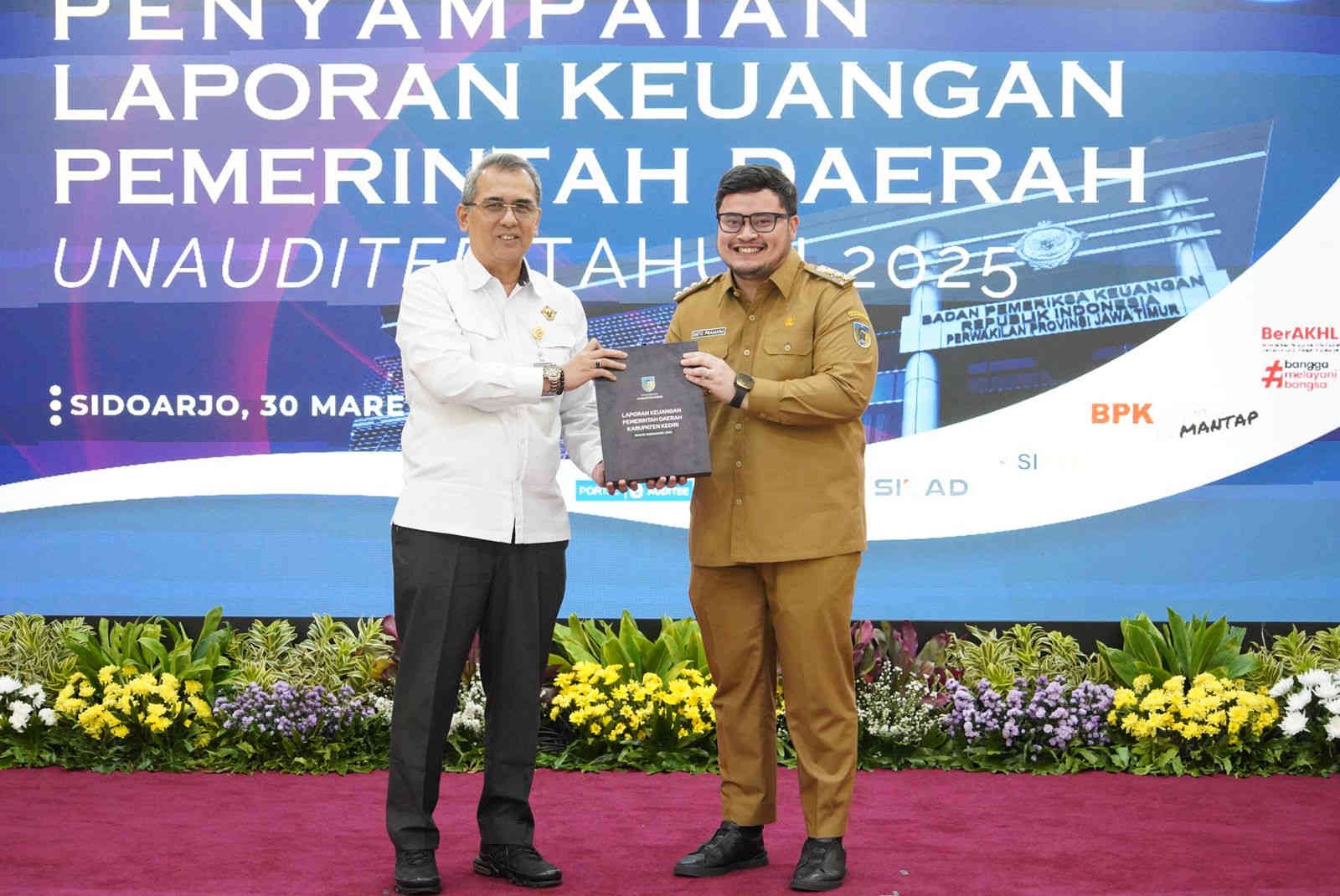 Mas Dhito Serahkan LKPD Kabupaten Kediri Unaudited Tahun 2025 ke BPK Jatim