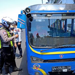 Dishub Surabaya Tertibkan Lyn di TIJ, 11 Unit Digembok